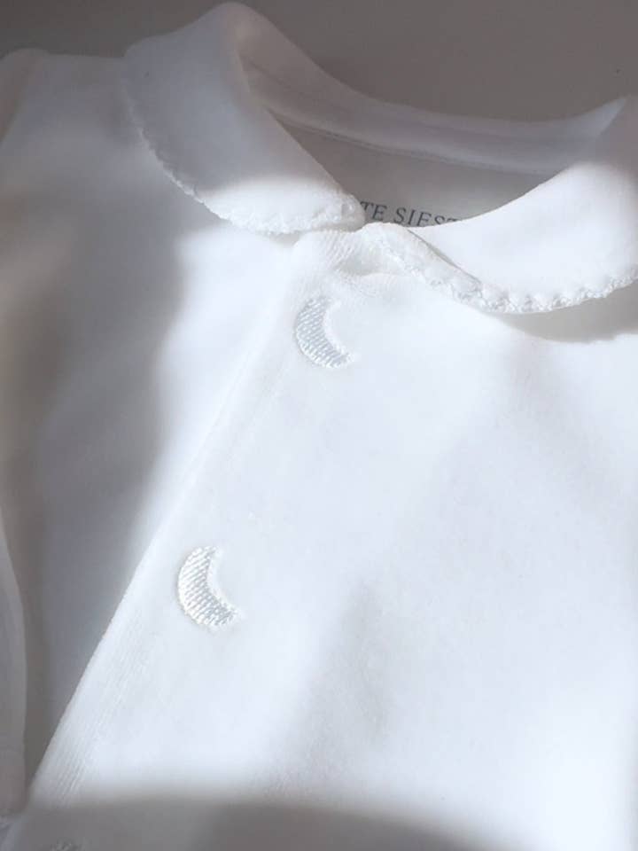 Babypyjama van wit velours voor wholesale door Petite Siesta