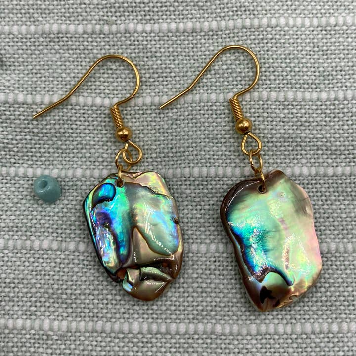 Orecchini in argento placcato oro con conchiglia paua per la vendita all'ingrosso da parte di Salty Dreamers