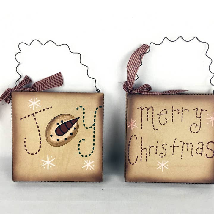 Sacchetti di cartoncino in cartapesta con gancio e nastro, leggi «JOY - Merry Christmas», ornamenti natalizi, assortiti, set di 2 - 20,3 cm di altezza per la vendita all'ingrosso da parte di Birch Maison