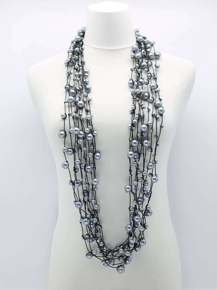 Faux perles sur colliers en simili cuir - Style urbain chic pour la vente par Jianhui London