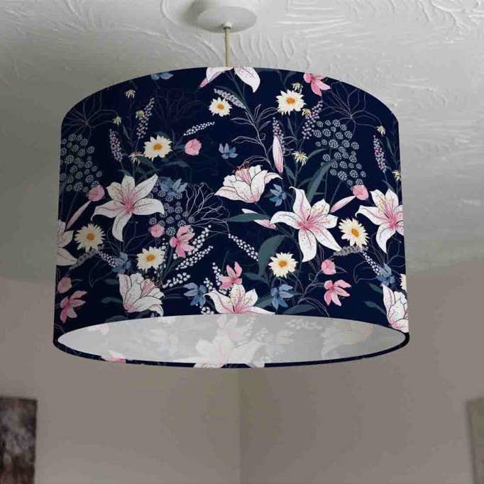 Tropische witte & roze bloemen (plafond- & lampenkap) voor wholesale door Benjamin Tate Design