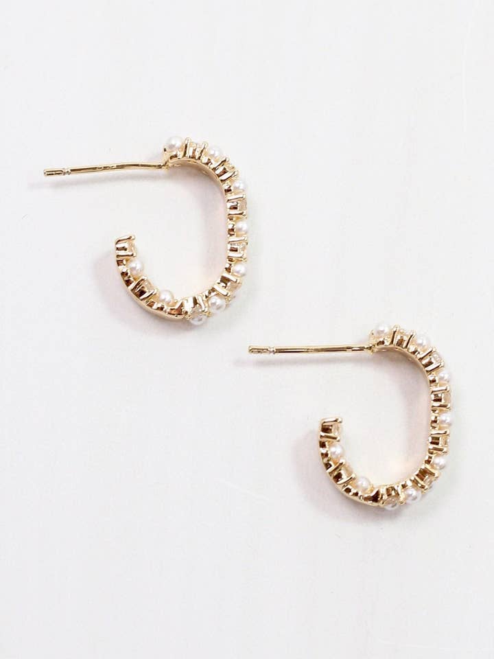 Boucle d'oreille Emory Pearl et CZ en or pour la vente par Caroline Hill
