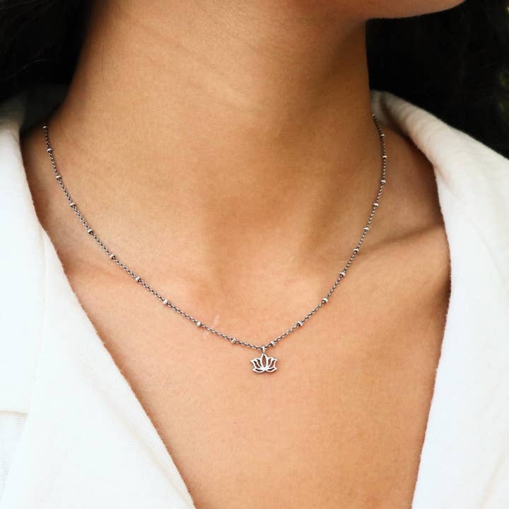 Mini Lotus satellit halskæde for engroshandel hos Bliss Vibez