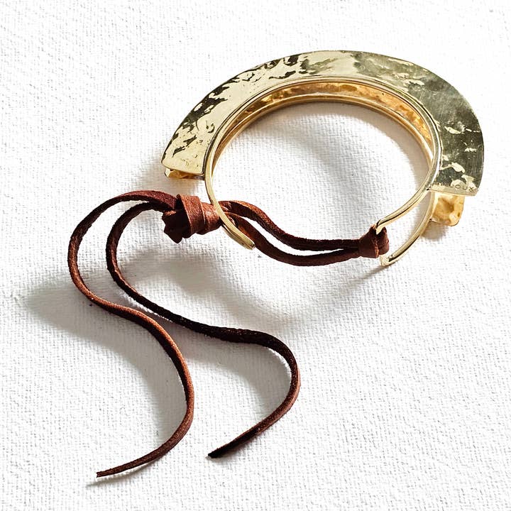 Manchette martelée fendue mohawk en laiton et cravate en cuir pour la vente par Bisjoux