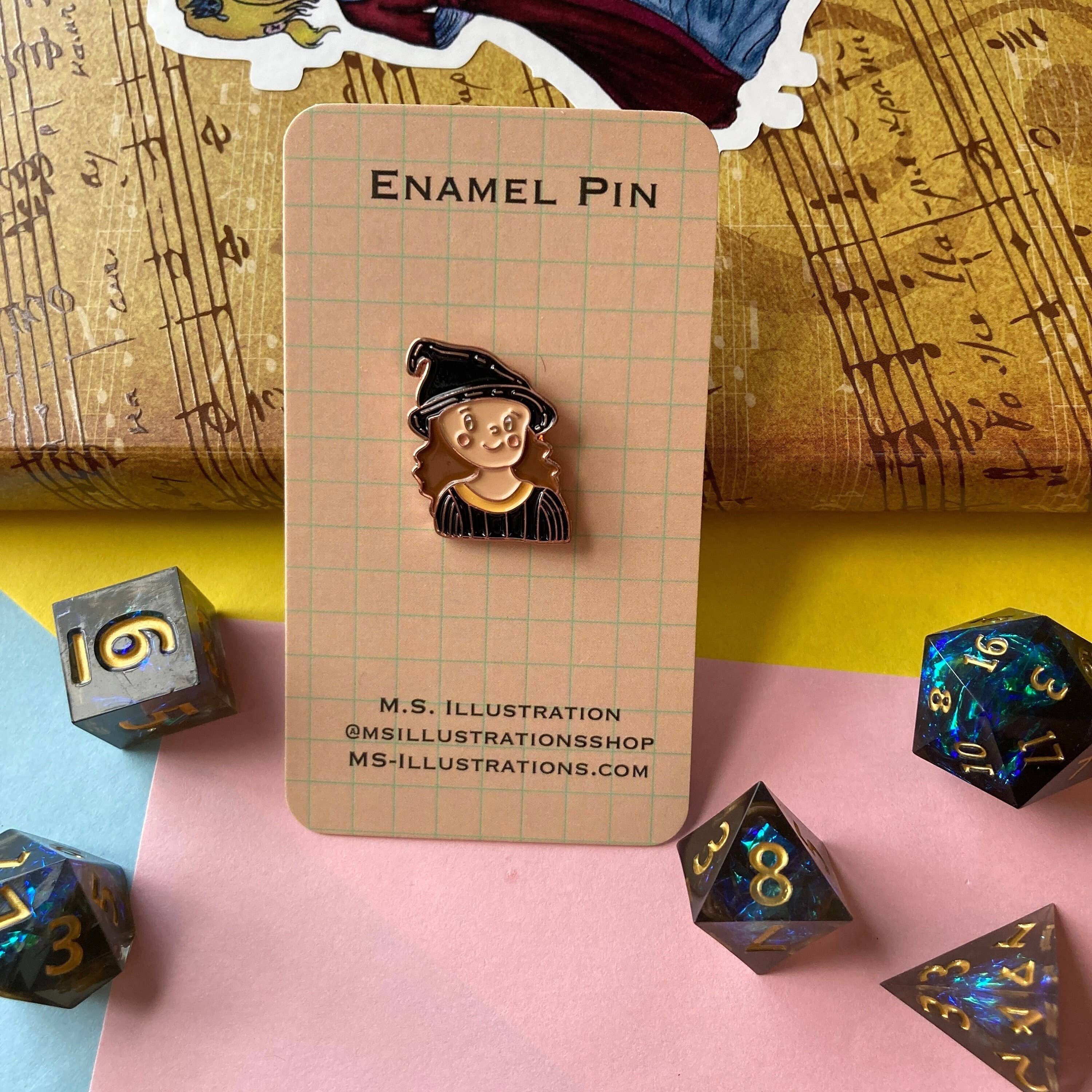 M.S. Illustration - Vendita all'ingrosso Spilla da bavero - Simpatica strega spilla da 0,75 pollici in smalto morbido placcato in rame, spilla di Halloween, autunno, spilla Cottagecore, distintivo a bottone, cerchio di spore, spilla smaltata druida