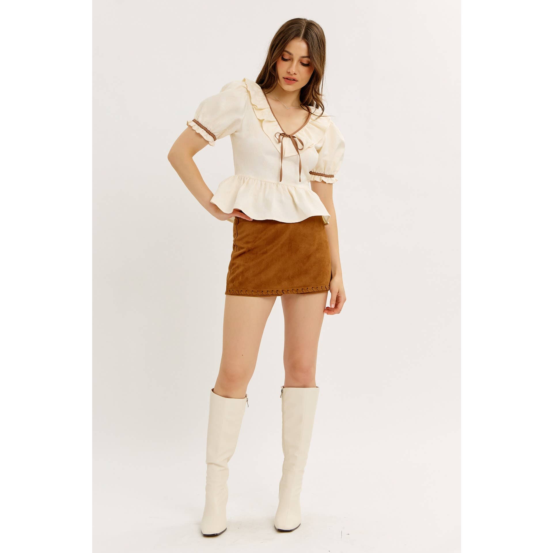 CHAMEAU MINI-JUPE-SHORT EN FAUSSE SUEDE ÉLÉGANTE AVEC OURLET SURPIQUÉ en vente sur Faire11