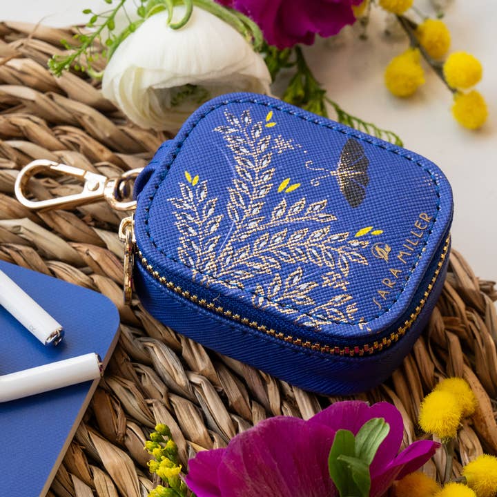 Sara Miller Verjaardag - Oortelefoonhoesje voor wholesale door Portico Designs