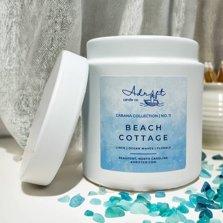 Bougie Beach Cottage, sur le thème de la plage pour la vente par Adrift Candle Co.