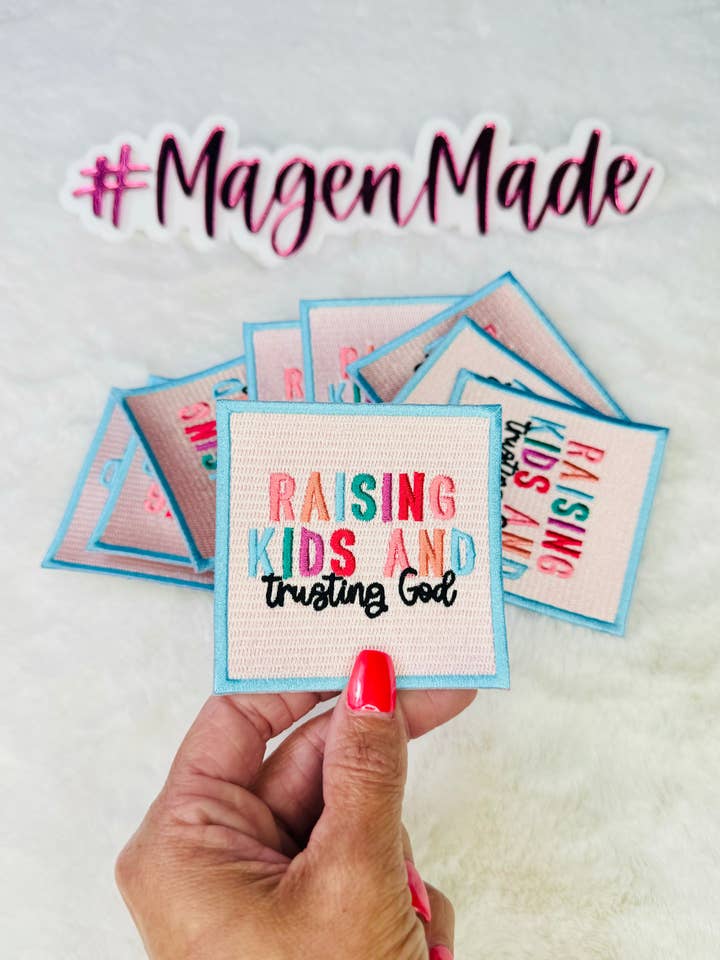 Toppa ricamata «Raising Kids And Trusting God» per la vendita all'ingrosso da parte di Magen Made Designs
