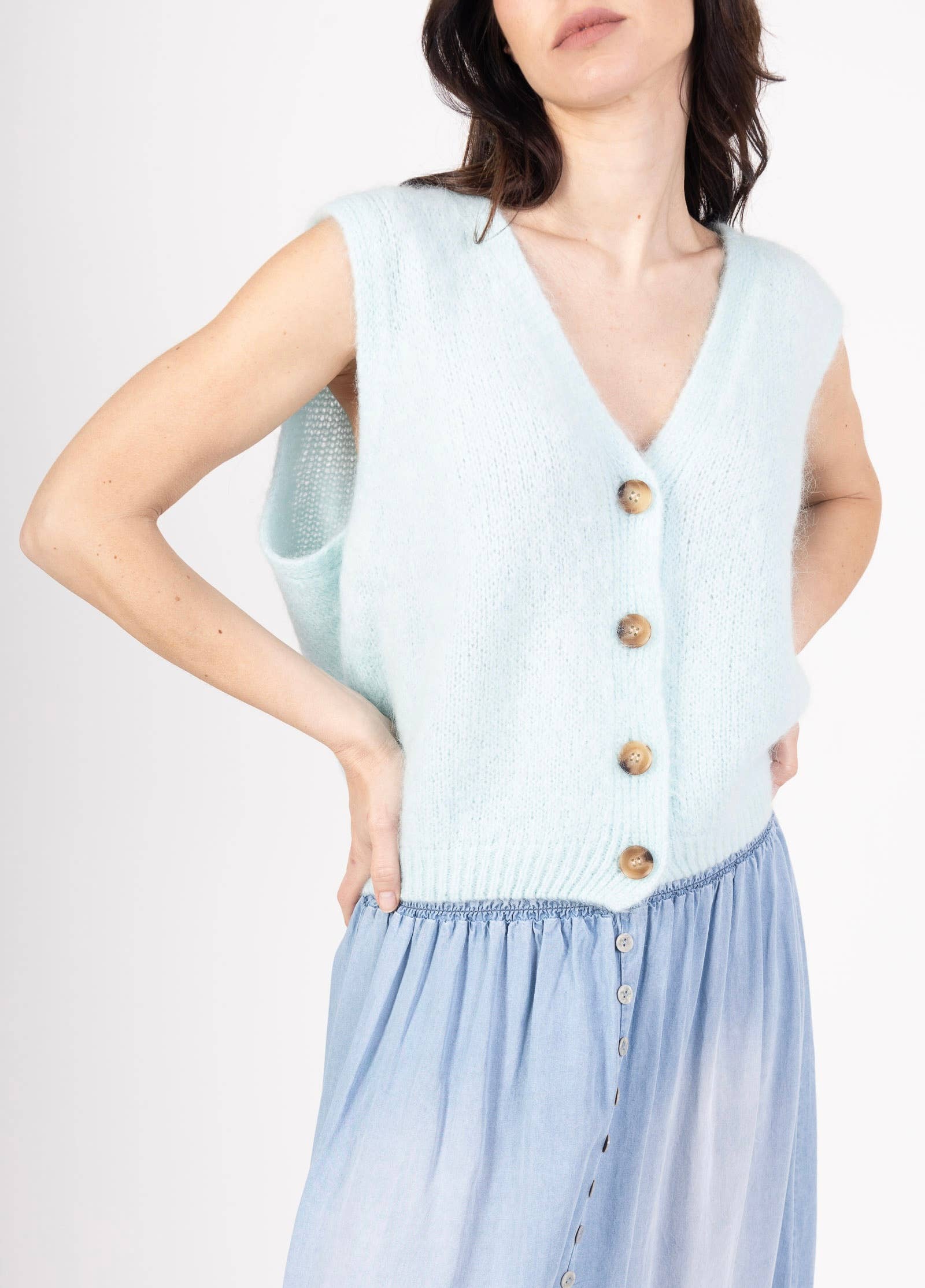 LINEN & COTTON HOUSE - Wholesale Sweater Vest - Women's - Sleeveless sweater with buttons 507131