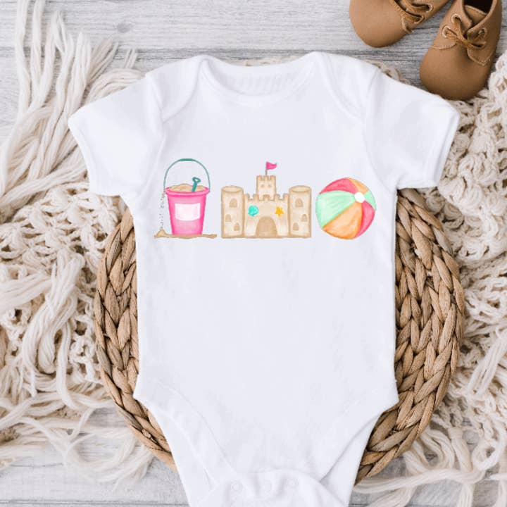 Combinaison d'été pour bébé Beach Day, château de sable et ballon de plage pour la vente par AvaryMaeInspirations