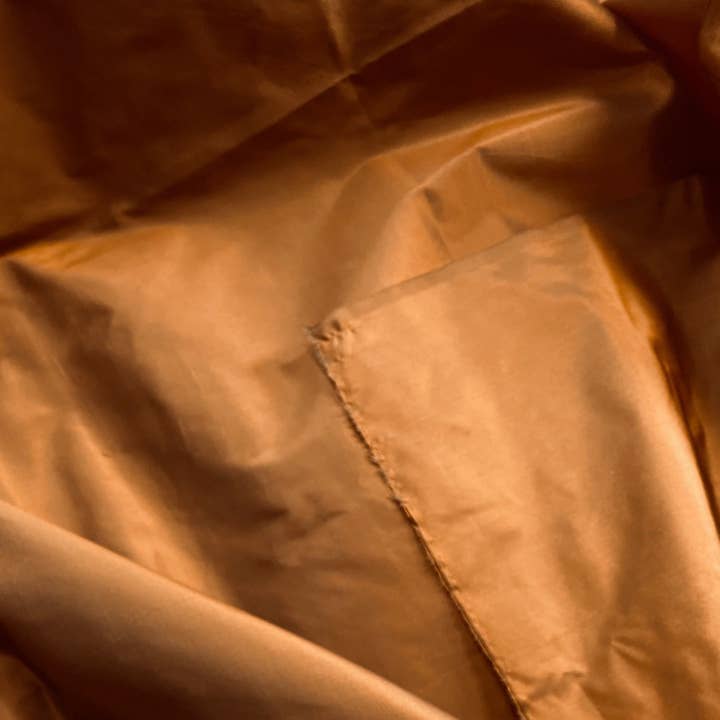 Fancy Styles Fabric – Rolo de tecido por atacado – 1 Yard Remnant - Lady Lisa Designer Tecido de tafetá 100% seda em cobre com iridescência cinza3