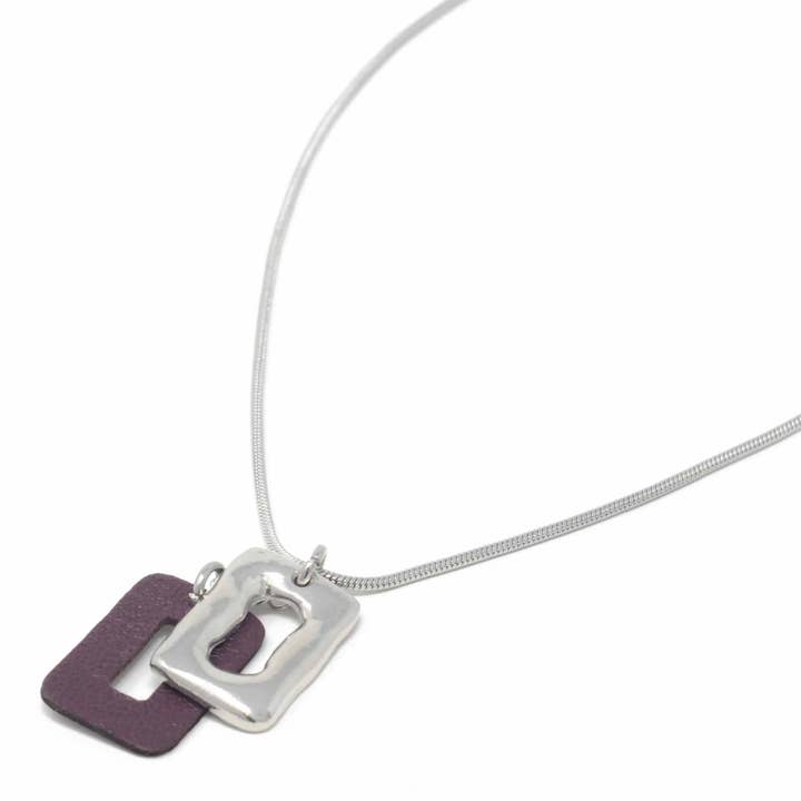 Ormkedjehalsband med tennläderhänge Burgundy för wholesale av Sobo & Co Jewellery