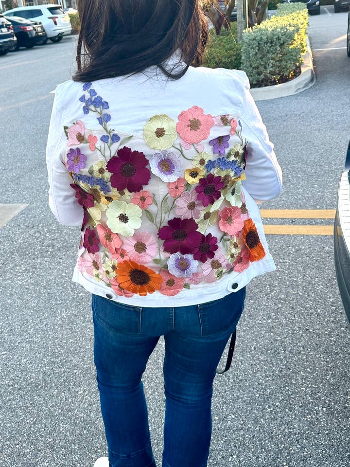 Chaqueta vaquera blanca con estampado de flores bordadas en 3D multicolor para venta al por mayor de Suzy T Designs