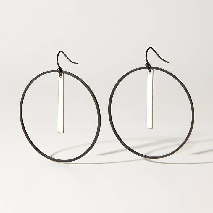 Boucles d'oreilles « La Luciole » Cercle Noir Large pour la vente par Oh, So Fitting!