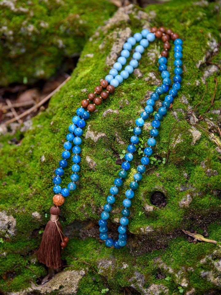 Mala en apatite, larimar et bois de santal : perles infusées de Reiki pour la vente par Samadhi Mala Beads