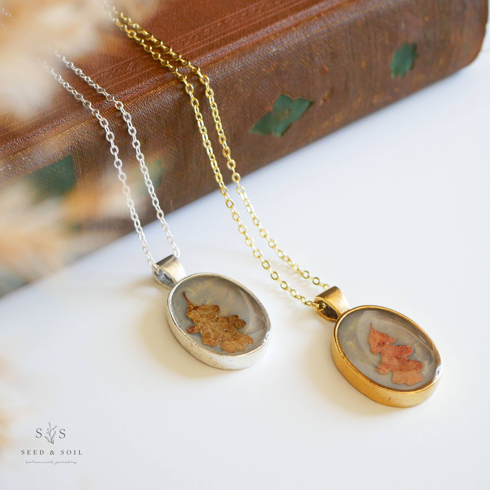 Seed & Soil Botanical Jewelry - Venta al por mayor Collares con colgantes/abalorios - Collar de Roble Ovalado2