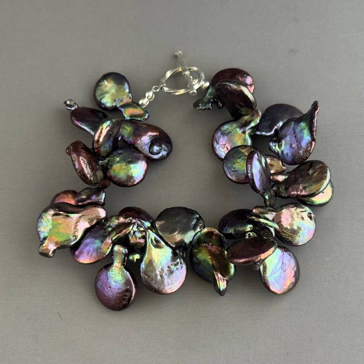 Bracelet à palette en argent sterling avec perles d'eau douce grises irisées. pour la vente par Toad Song Jewelry