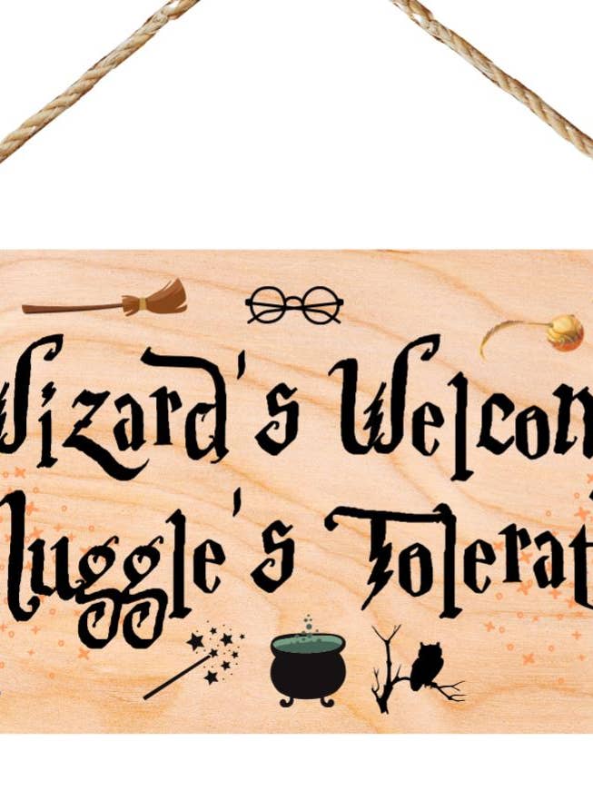 Plaque rectangulaire en bois avec inscription « Wizards Welcome Muggles Tolerated » de Second Ave pour la vente par Second Ave Gift Company