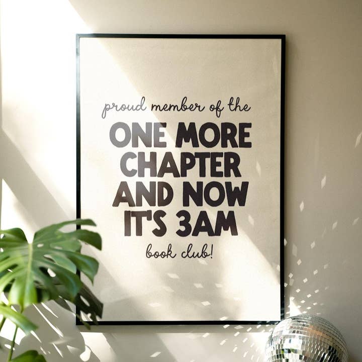Un altro capitolo e ora sono le 3 del mattino | Poster di libri, citazioni per la vendita all'ingrosso da parte di Moo and May Studio