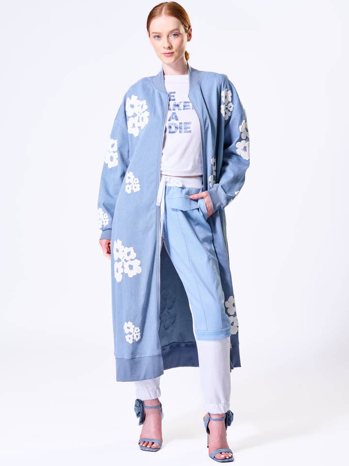 Robe-veste Puff Blooms en jean bleu pour la vente par The Fifth Week
