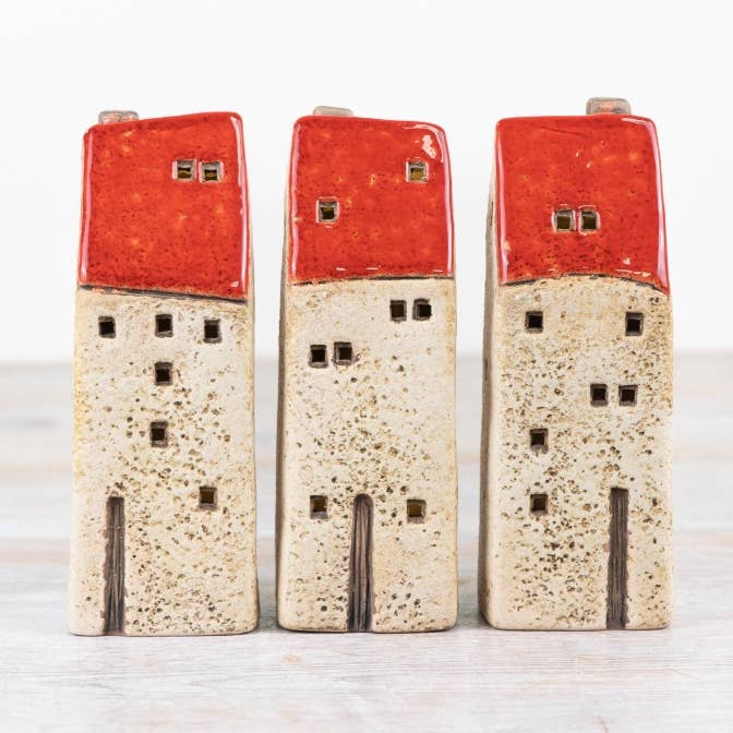Gainsborough Giftware x Portland Living – wholesale Christmas decoration – 3/a Red Rustic LED Houses0
