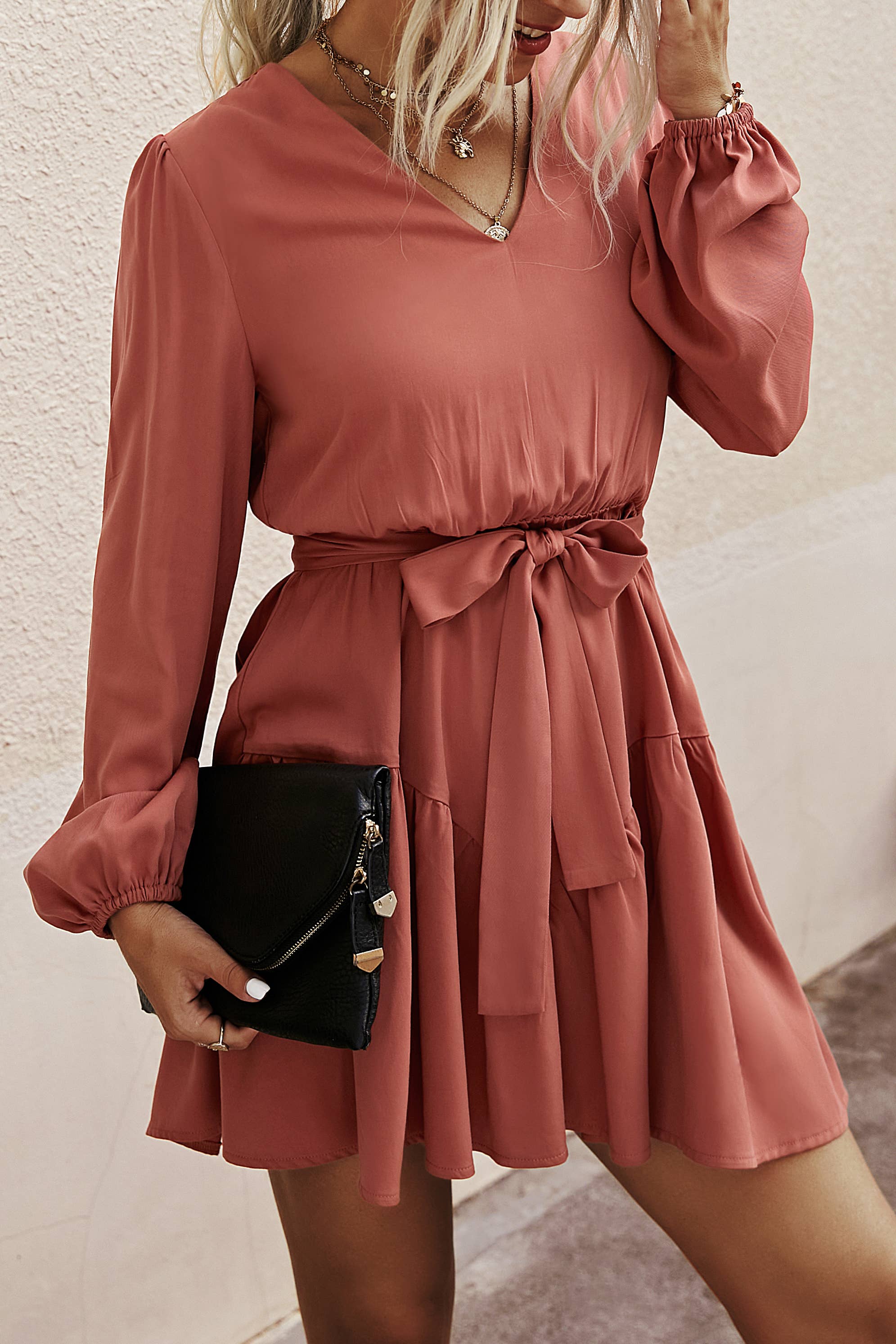 eLook – Großhandel Kleid – Damen – SZ1-DR6095 Langarmkleid mit V-Ausschnitt und Gürtel11