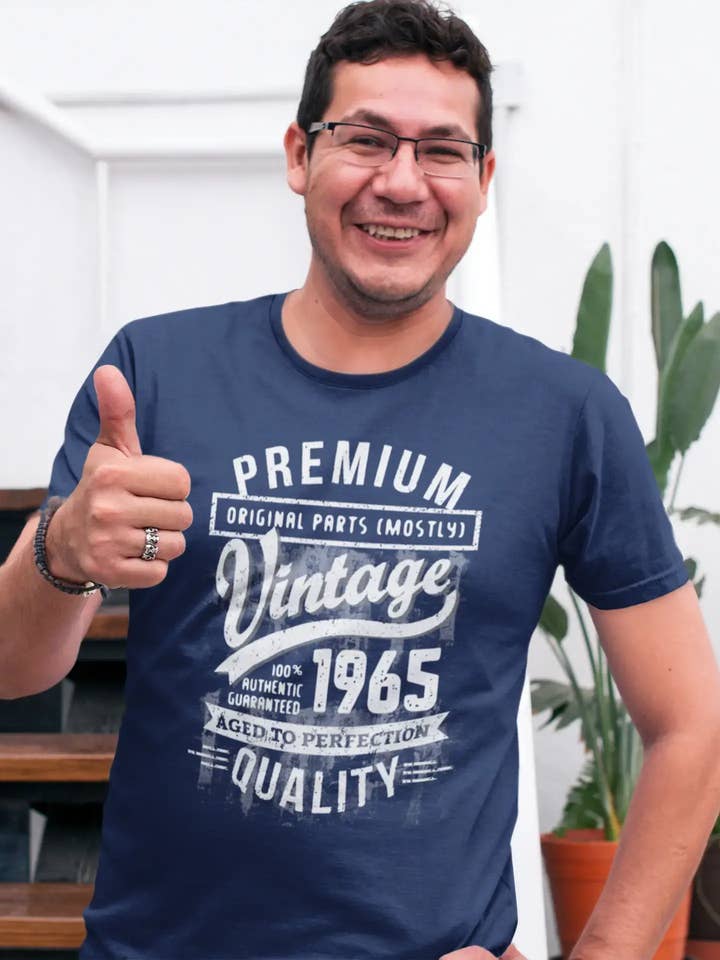 ULTRABASIC - T-shirt cadeau d'anniversaire illustré 1965 Aged to Perfection pour homme pour la vente par ULTRABASIC