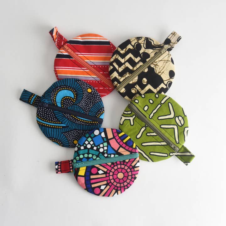 Ensemble de 5 porte-monnaie ronds en tissu faits main pour la vente par Project Have Hope