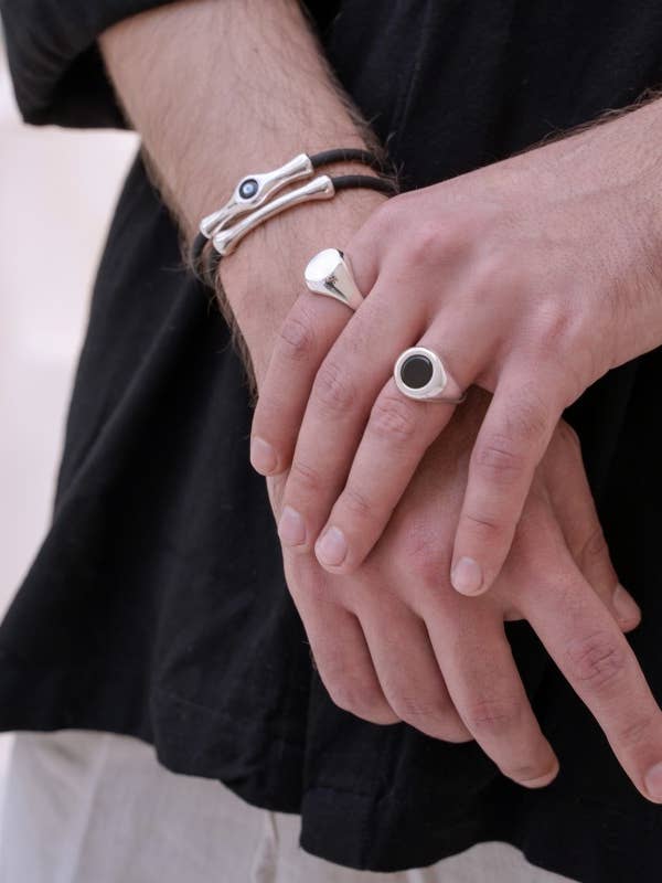 Anello chevalier ovale con onice in argento sterling 925 per la vendita all'ingrosso da parte di Persephone jewelry