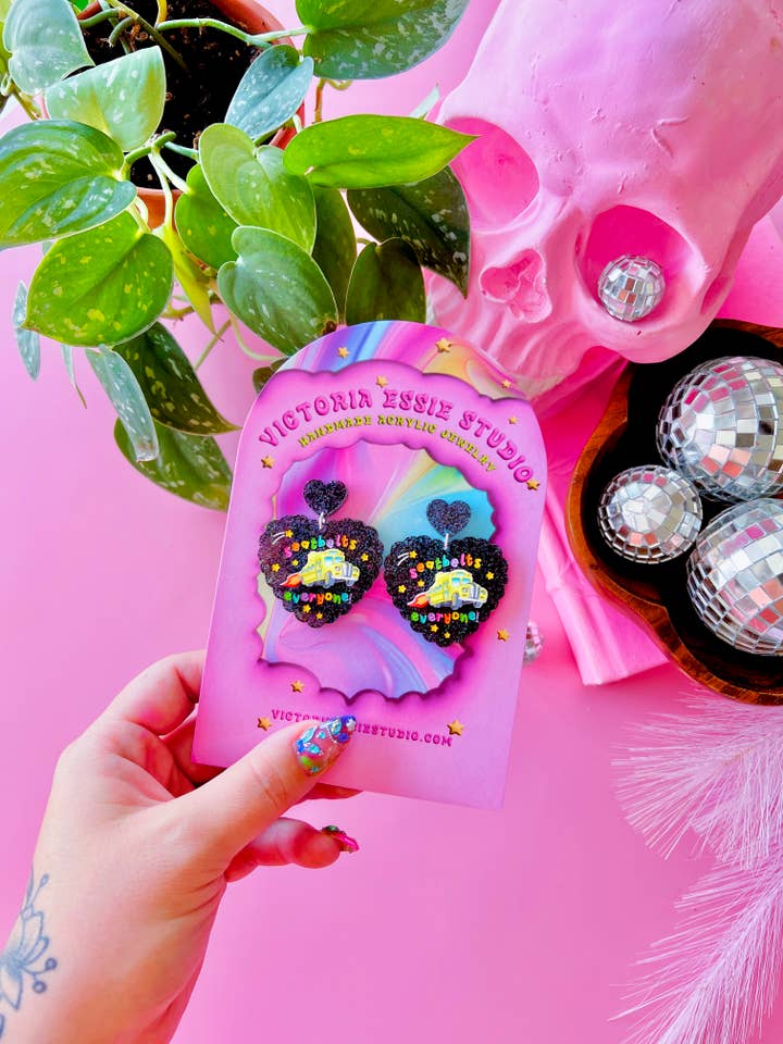 Ceintures de sécurité, tout le monde ! Boucles d'oreilles Magic School Bus pour la vente par Victoria Essie Studio