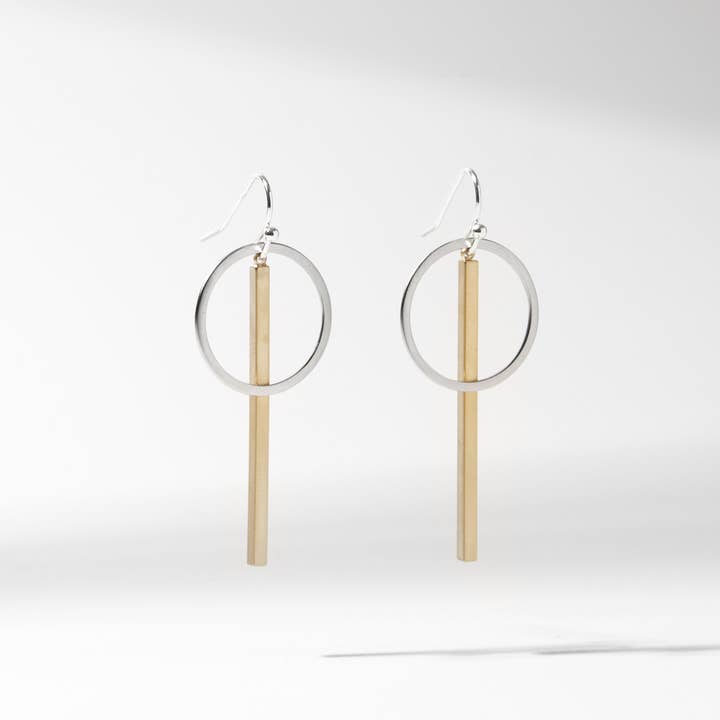 Boucles d'oreilles pendantes « Le Contour » en métal mélangé pour la vente par Oh, So Fitting!