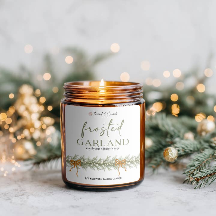 Thread & Crumb - Wholesale Pot/gevulde kaars - "Frosted Garland" Bijenwas + Talk Kaars | Feestdagen Kaars1