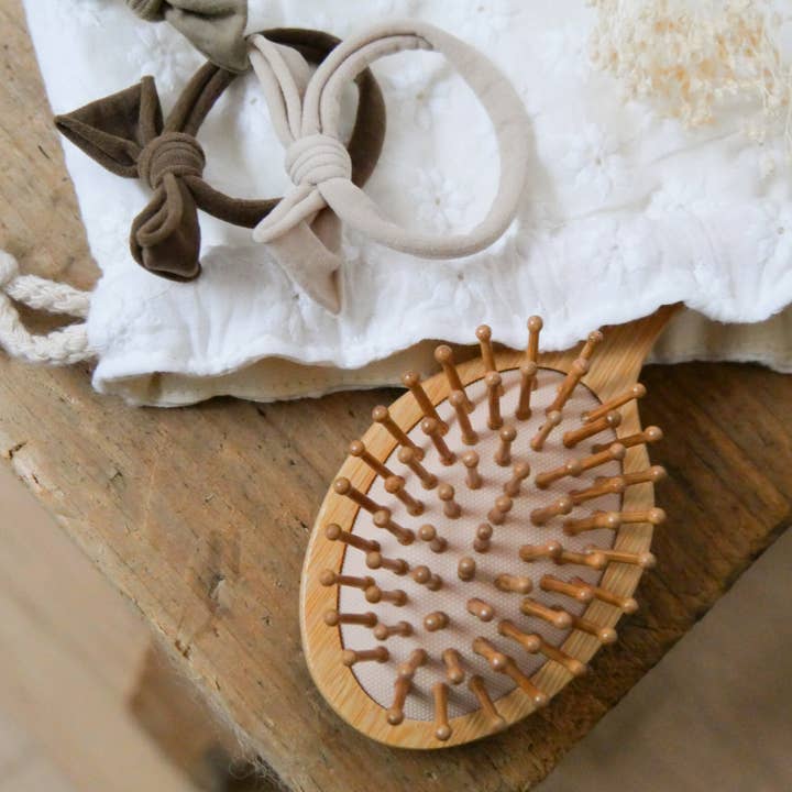 Gentil Coquelicot Paris – wholesale Hårborste/kam - Barn och baby – Set med borste och hårband för barn i påse med engelsk broderi