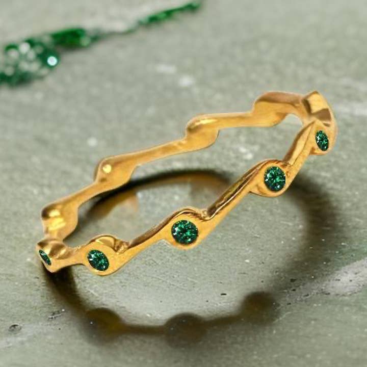 Stapelring aus Smaragdgrünem Geburtsstein für den Großhandel von The Urban Charm