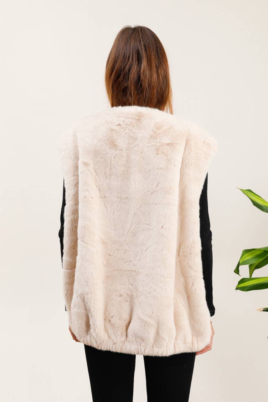 MOOYA - Wholesale Outerwear Vest - Women's - Oversized sleeveless faux fur vest - DD0056