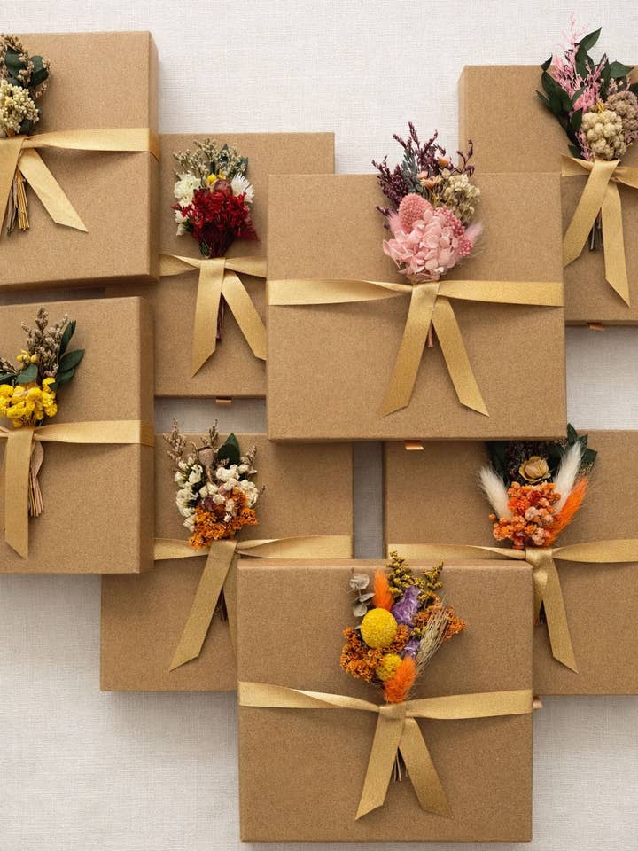 Boîte cadeau florale Kraft 7x7x1 avec tiroir et fleur séchée pour la vente par Whim and Whimsy Gift Co.