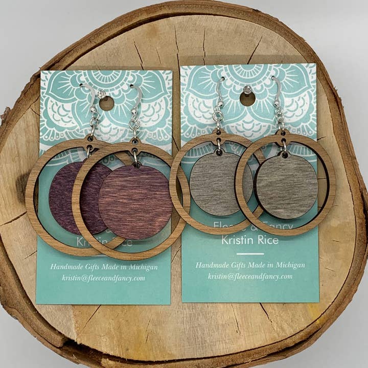 Fleece & Fancy – wholesale Hängande örhängen – Laserskuren dubbel cirkel trä örhängen0