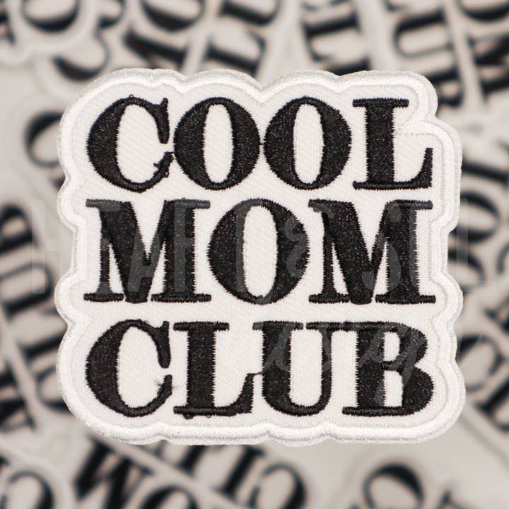 Cool Mom Club broderet patch for engroshandel hos Heart & Sol Design