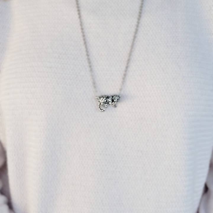 The Sparkling Pebble – wholesale Hänge-/berlockhalsband – Tiger hänge i silverpläterad tenn