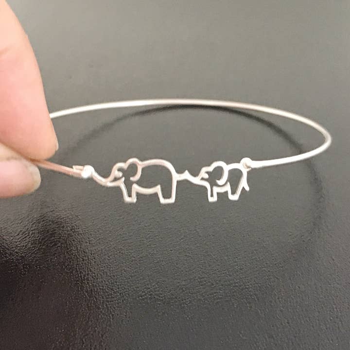 Bracelet jonc bébé éléphant Mama Elephant pour la vente par Frosted Willow