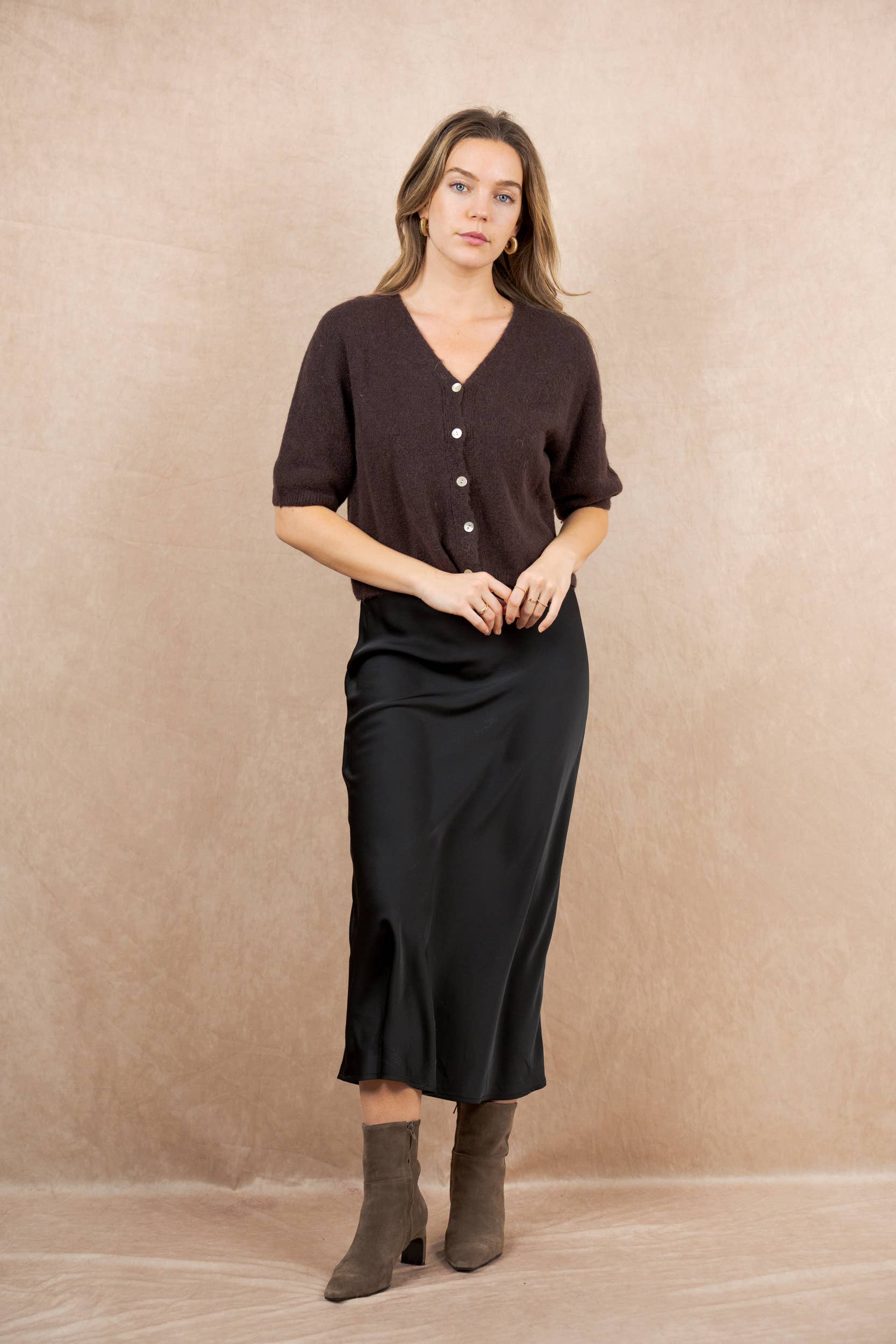 NAÏS PARIS - Wholesale Cardigan - Dames - V-hals cardigan met knopen en 3/4 mouwen van alpaca en wol22