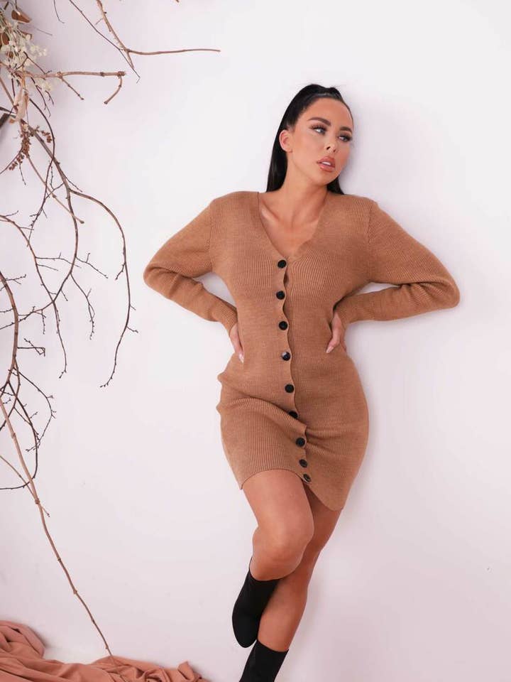 Kamelfarbenes Mini-Pulloverkleid mit Rippmuster und Knopfleiste - Arabe für den Großhandel von Femme Luxe