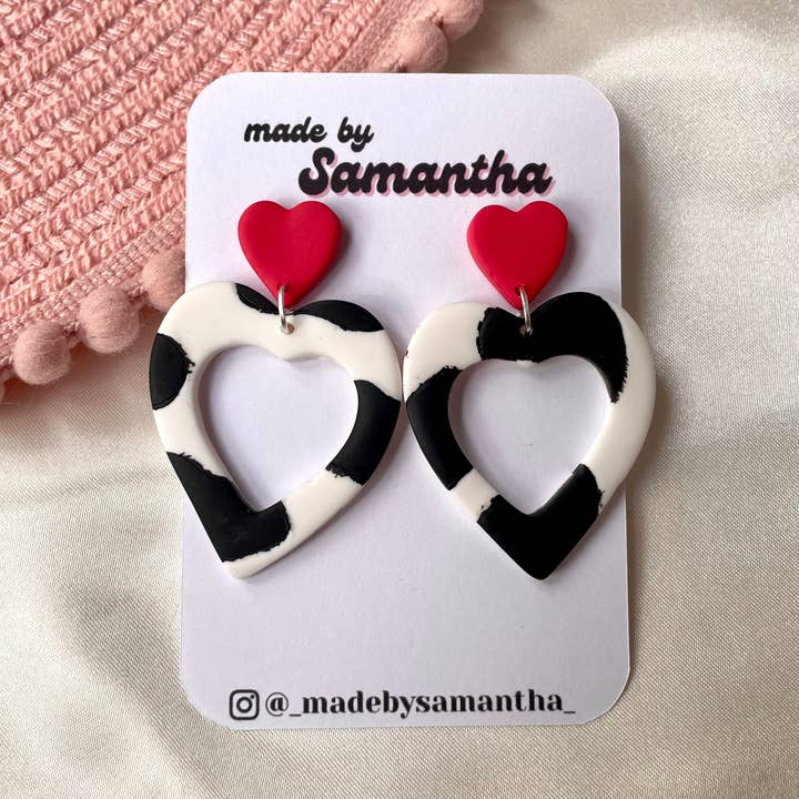 Hjärtformade polymerlera ko print örhängen för wholesale av Made By Samantha