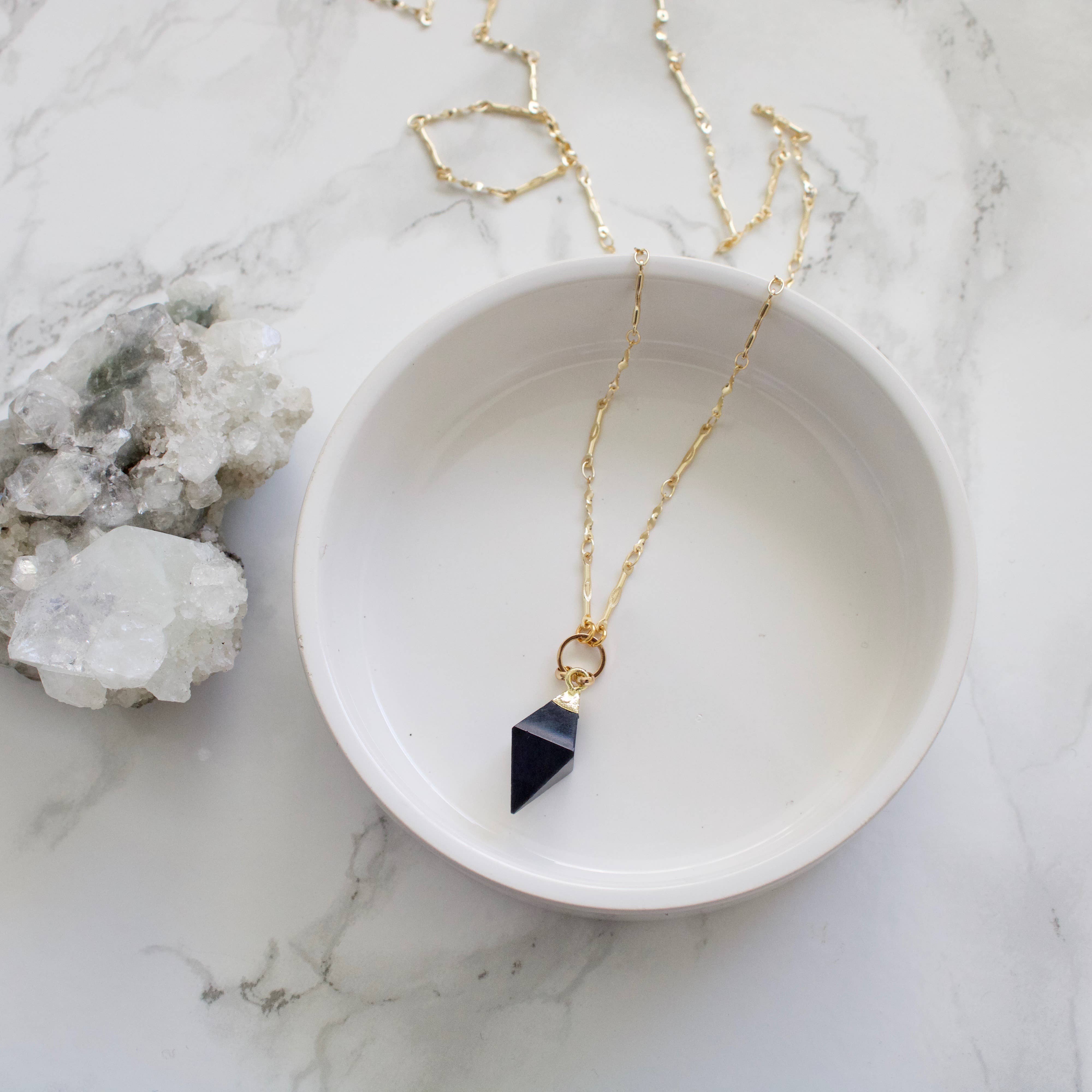 TISH jewelry – Engroshandel Halskæde med vedhæng – Holly//Sort agat Pyramid Halskæde1