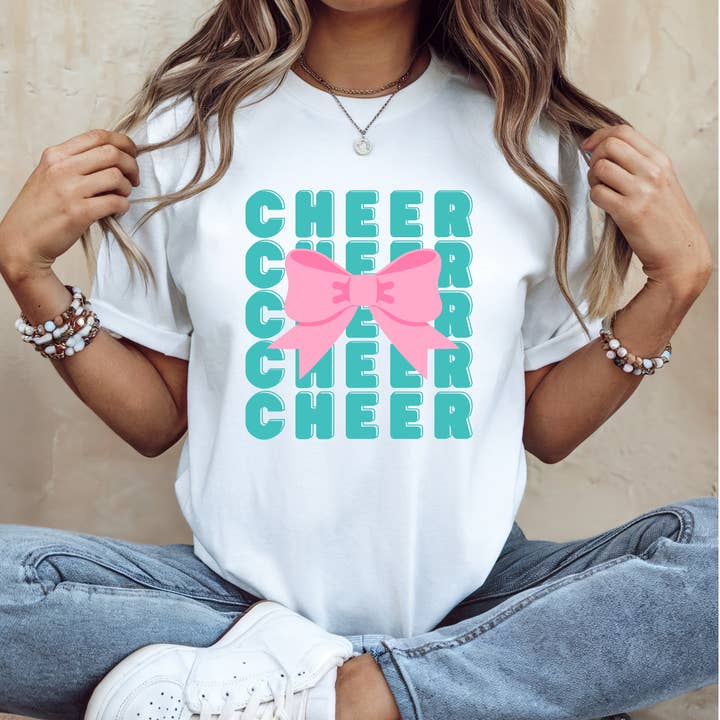 Adulte acclamant avec chemise à nœud pour la vente par The Landing @ Fusion