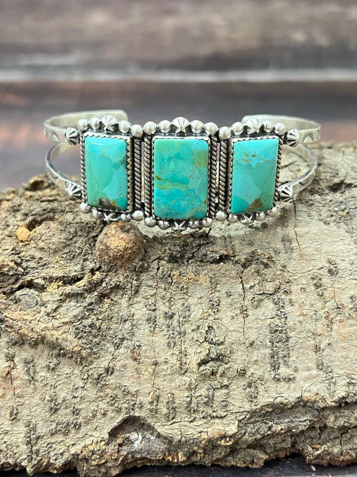 Pulsera de turquesa Kingman de plata de ley hecha a mano con firma Nizhoni. para venta al por mayor de Nizhonitradersllc