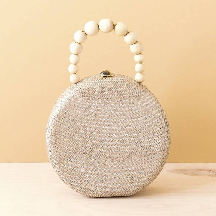 Sac à main classique rond Dusty Rose avec poignée en perles de bois - Han pour la vente par LIKHÂ