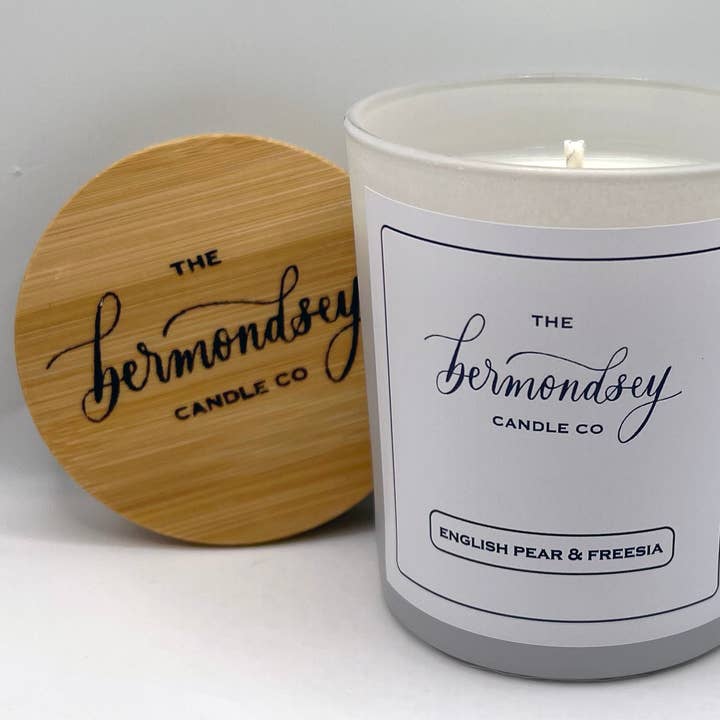Cire de soja de luxe coulée à la main English Pear & Freesia parfumée pour la vente par The Bermondsey Candle Co