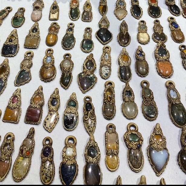 Handgefertigte Edelstein-Tonanhänger für den Großhandel von Cosmic Artillery